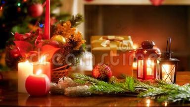 用蜡烛和礼物装饰精美的圣诞桌贴在发光的圣诞树上，并燃烧